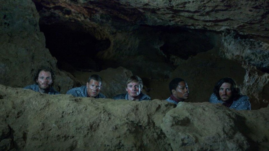 Arthur et ses chevaliers dans les tunnels creusés par les Wilddeorens - L'heure la plus sombre (2/2)
