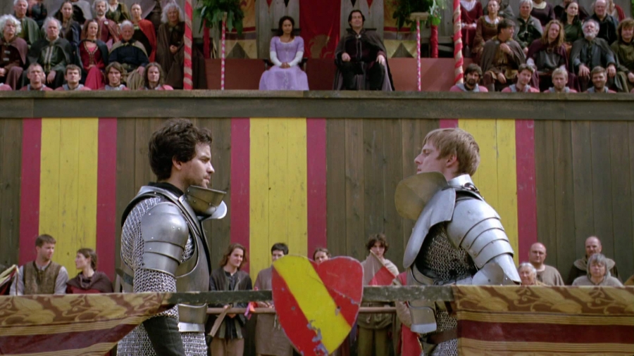 Lancelot et Arthur s'apprêtent à s'affronter en combat amical devant Guenièvre - Un retour inattendu