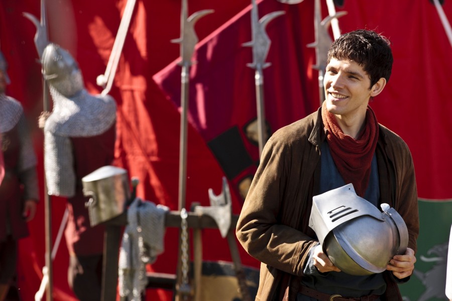 Merlin prépare l'armure d'Arthur - Un retour inattendu