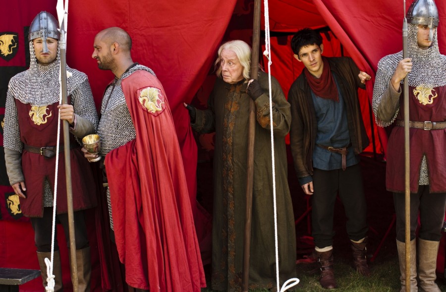 Gaius et Merlin sortent de la tente - Un retour inattendu