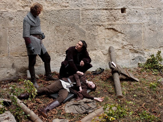 Agravain et Sir Léon découvre un cadavre au pied des remparts - La princesse de Nemeth