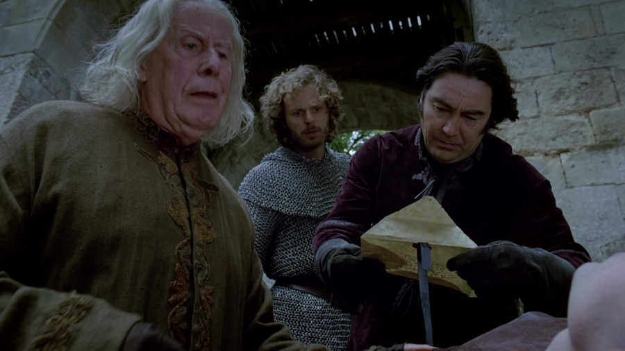 Gaius examine le cadavre avec Agravain et Sir Léon - La princesse de Nemeth