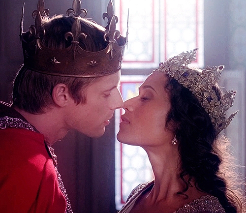 Le Roi Arthur et la Reine Guenièvre qui s'embrassent - L'épée dans la pierre (2/2)