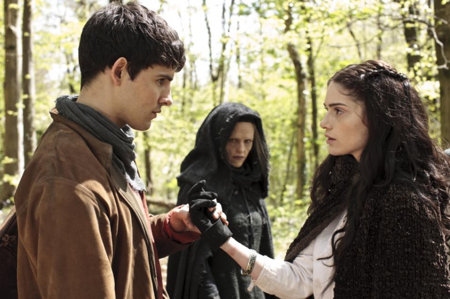 Merlin et la Princesse Mithian sous le regard de la servante - Le sortilège de Morgane