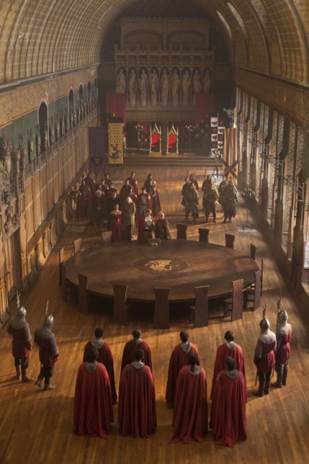 Signature du traité de paix entre le Roi Arthur et le Sarrum d'Amata sur la Table Ronde - Merlin et le jeune druide