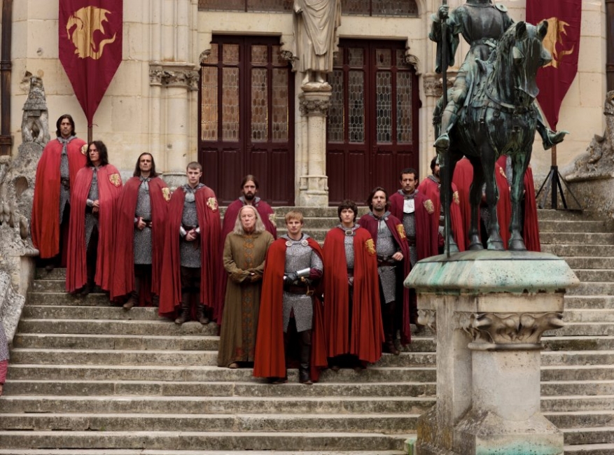 Le Roi Arthur, Gaius et les Chevaliers de la Table Ronde sur les marches de Camelot - Merlin et le jeune druide