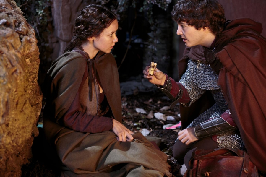Mordred soigne Kara dans la grotte - L'approche des ténèbres