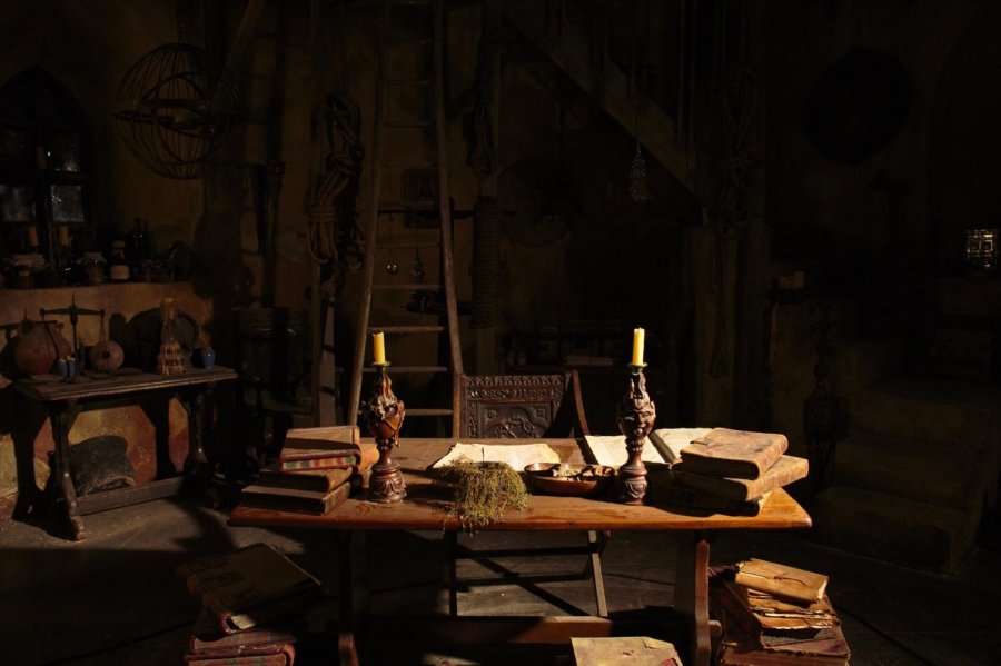 Table de travail de Gaius dans ses appartements - L'approche des ténèbres